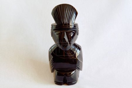 Téléchargez les photos : Figurine Maya vintage. Une pièce tactile sculptée dans Obsidian. L'obsidienne est un verre volcanique naturel - en image libre de droit