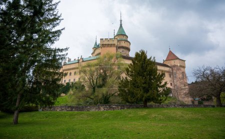 Schloss Bojnice. Gotik und Renaissance. Slowakei. Bewölkter Himmel.