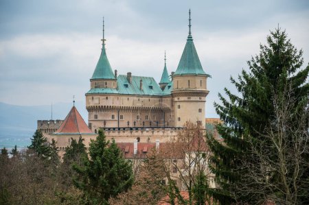 Castillo de Bojnice. Arquitectura gótica y renacentista. Eslovaquia. Cielo nublado.