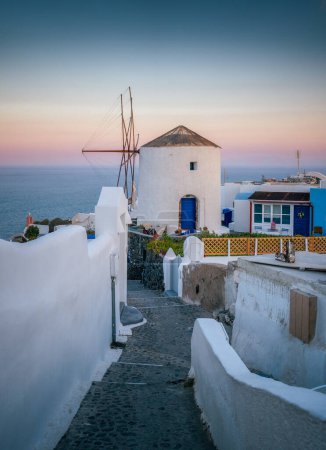 Foto de Paraíso encontrado en Santorini! Esta imagen icónica muestra las impresionantes cúpulas azules de la isla, las casas blancas, la caldera escarpada y el mar sin fin. - Imagen libre de derechos