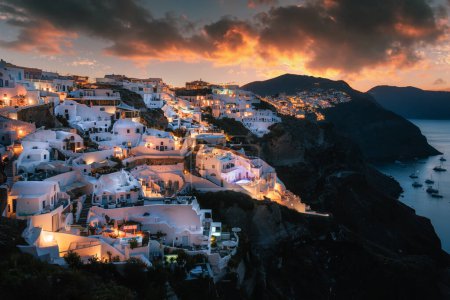 Téléchargez les photos : Paradis trouvé à Santorin ! Cette image emblématique met en valeur les magnifiques dômes bleus, les maisons blanches, la caldeira accidentée et la mer sans fin de l'île. - en image libre de droit