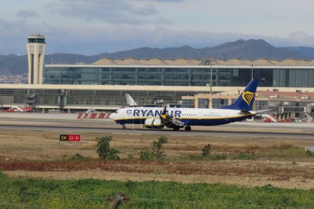 Foto de Ryanair Boeing 737-8-200 EI-IGX aterrizaje Aeropuerto de Málaga, Costa del Sol España (AGP-LEMG) - 31 de diciembre de 2023 - Imagen libre de derechos