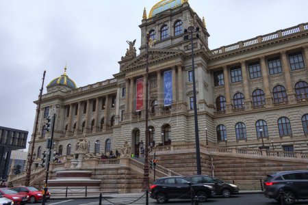 Téléchargez les photos : Photo du musée national de la République tchèque à Prague. Il a une grande histoire et a été endommagé dans la deuxième guerre mondiale - en image libre de droit