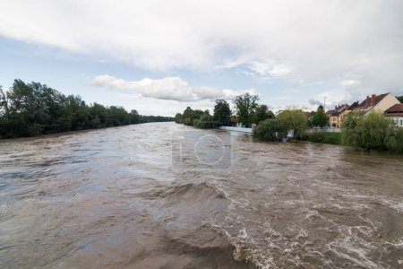 Die Mur in Slowenien nach einem Regenguss. Der Fluss ist überflutet.