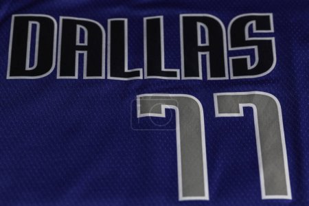 Maillot de basket Dallas de Luka avec le numéro 77