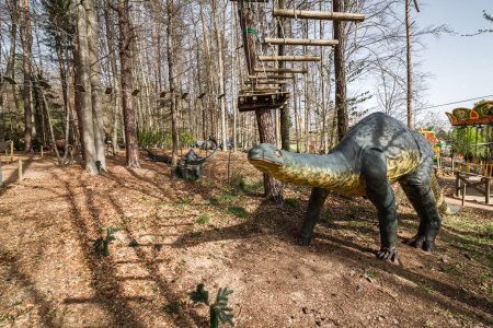 Foto de Una réplica de dinosaurio en un bosque - Imagen libre de derechos