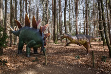 Foto de Una réplica de dinosaurio en un bosque - Imagen libre de derechos