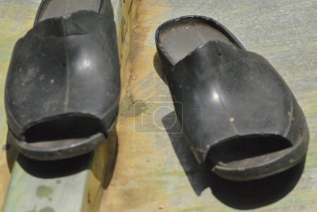 Téléchargez les photos : Modification créative de Bottes chaussures en bottes sandales - en image libre de droit