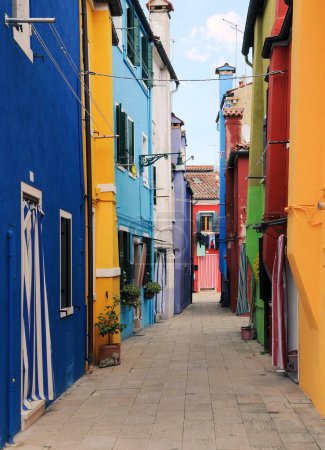 Eine typische Gasse auf der Insel Murano zwischen bunten Häusern, jedes in einer anderen Farbe (aufgenommen auf Murano in Venedig, Italien))