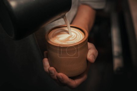 Herstellung einer perfekten Tasse Kaffee mit Latte Art, Tasse aus Ton