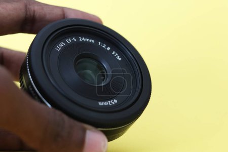 Lente de cámara DSLR - lente de cámara digital de 24 mm con fondo borroso amarillo