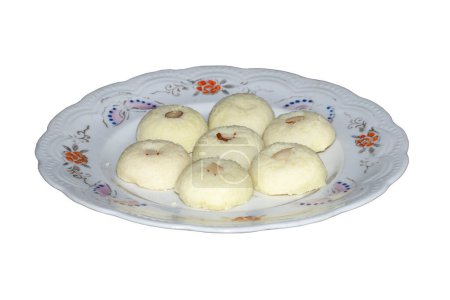 Dulces indios hechos de leche en polvo y azúcar llamados peda o pedha aislados en blanco