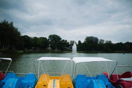 Téléchargez les photos : Réflexions sur le lac : Bateaux Adrift sur les eaux tranquilles - en image libre de droit