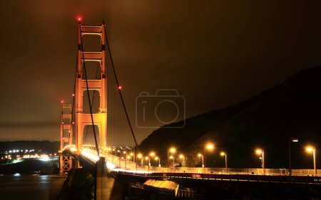 Téléchargez les photos : Le pont d'or à San Francisco Photo de nuit - en image libre de droit