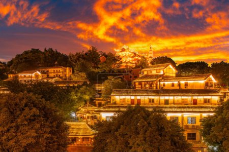 Twilight embrasse un complexe de temples d'Asie de l'Est, ses lumières chaudes contrastant avec le ciel ardent, niché dans une verdure luxuriante, peut-être en Chine, au Japon ou en Corée.