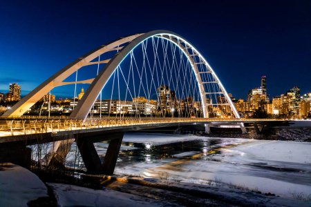 Foto de Edmonton, Canadá - City View skyline por la noche con North Saskatchewan River y Walterdale Bridge - Imagen libre de derechos