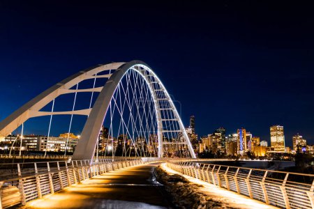 Foto de Edmonton, Canadá - City View skyline por la noche con North Saskatchewan River y Walterdale Bridge - Imagen libre de derechos