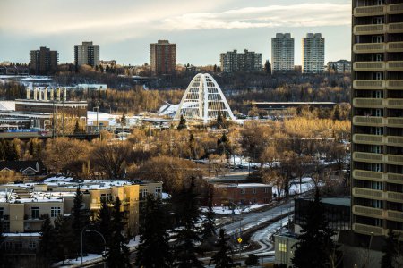Foto de Edmonton, Canadá - Frozen North Saskatchewan River with view on Tawatina LRT Bridge - Imagen libre de derechos