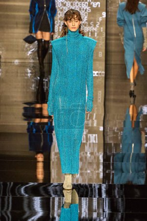 Foto de Anteprima Fashion Show - Runway - Milan Fashion Week - Womenswear Otoño / Invierno 2024-2025MILÁN, ITALIA - 22 DE FEBRERO: Una modelo camina por la pasarela en el desfile de moda Anteprima durante la Milan Fashion Week Womenswear. (Foto de Mauro Di Bonaventura)) - Imagen libre de derechos