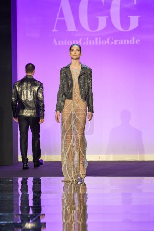 Téléchargez les photos : AGG Anton Giulio Grande - Runway - Milan Fashion Week - Womenswear Automne / Hiver 2024-2025MILAN, ITALIE - 20 FÉVRIER : la piste du défilé AGG lors de la Fashion Week Womenswear de Milan. (Photo Mauro Di Bonaventura ) - en image libre de droit