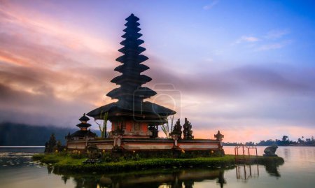 fond du silence de la journée Nyepi avec le temple au coucher du soleil