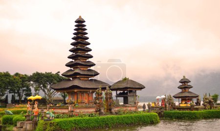 Foto de Fondo del silencio del día de Nyepi con el templo al atardecer - Imagen libre de derechos