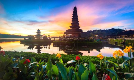 fond du silence de la journée Nyepi avec le temple au coucher du soleil