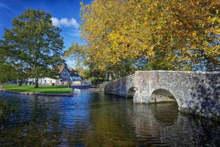 Foto de Eynsford un pueblo en Kent el Jardín de Inglaterra Reino Unido. Un río con un vado y un puente medieval de piedra cerca de Sevenoaks con árboles y cielo azul. - Imagen libre de derechos