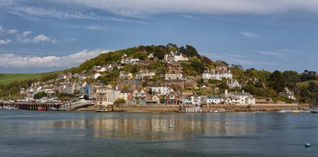 Téléchargez les photos : Kingswear une vue depuis les rives de la rivière Dart à Dartmouth Devon Royaume-Uni. Superbe vue de maisons colorées sur les cinq fléchettes. - en image libre de droit