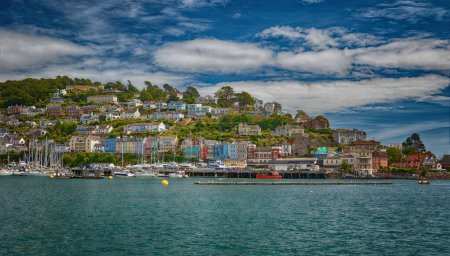Téléchargez les photos : Une vue sur Kingswear et ses maisons colorées de l'autre côté de la rivière Dart à Dartmouth Devon Angleterre Royaume-Uni - en image libre de droit