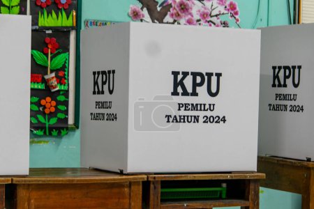 Téléchargez les photos : Bandung, Indonésie - 22 février 2024 : une boîte électorale (bilik suara) au TPS ou TPU pour le président, DPR, DPRD, DPD vote. Mise en œuvre des élections de 2024 (Pemilu) en Indonésie. - en image libre de droit