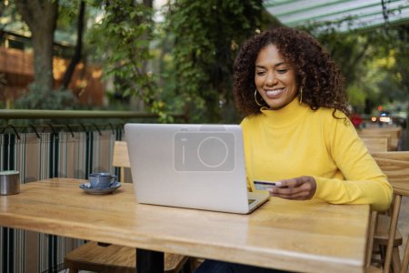 Foto de Hermosa joven brasileña al aire libre con ordenador portátil de compras en línea. - Imagen libre de derechos
