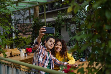 Téléchargez les photos : Jeune couple en plein air prendre un selfie. - en image libre de droit