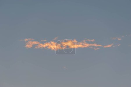 Foto de Fondo del atardecer con diferentes texturas y colores en las nubes. - Imagen libre de derechos