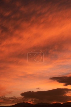 Foto de Fondo del atardecer con diferentes texturas y colores en las nubes. - Imagen libre de derechos