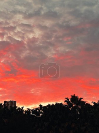 Foto de Fondo del atardecer con cielo rojo y naranja en Antioquia, Colombia. - Imagen libre de derechos