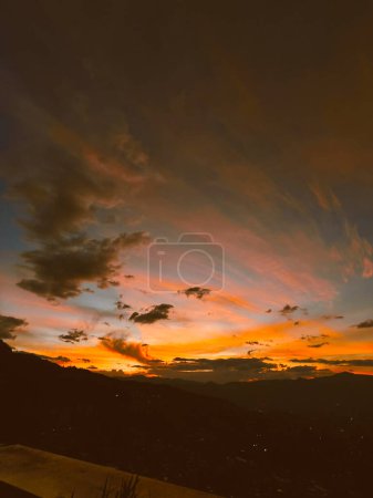 Foto de Colorido atardecer visto desde el Mirador de la Sierra en la ciudad de Medellín. - Imagen libre de derechos