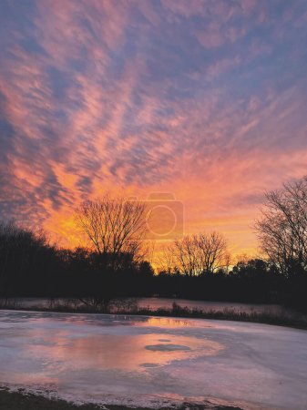 Foto de Hermoso atardecer colorido con reflejo en el lago congelado en Wilson Park. Estados Unidos, Lancaster - Imagen libre de derechos