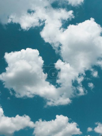 Foto de Fondo cielo azul con hermosas nubes en forma - Imagen libre de derechos