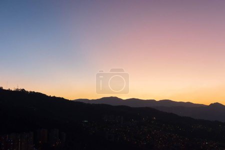 Foto de Colorido atardecer en la ciudad de Medellín sin nubes y degradado en colores. Colombia. - Imagen libre de derechos