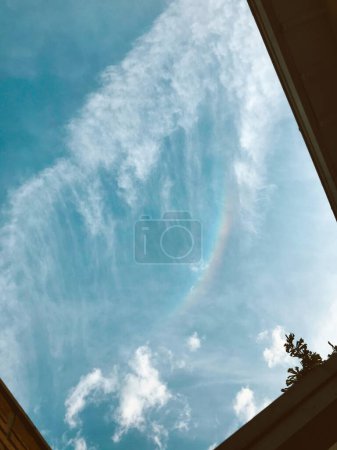 Foto de Fondo cielo azul con cirros y nubes de arco iris. Medellín, Antioquia, Colombia. - Imagen libre de derechos