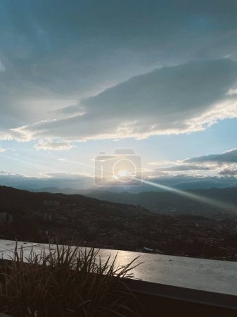 puesta de sol con cielo azul y resplandor cayendo. Medellín, Antioquia, Colombia. 