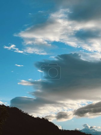 Foto de Puesta de sol con cielo azul y resplandor cayendo. Medellín, Antioquia, Colombia. - Imagen libre de derechos