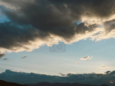 Foto de Puesta de sol con cielo azul y resplandor cayendo. Medellín, Antioquia, Colombia. - Imagen libre de derechos