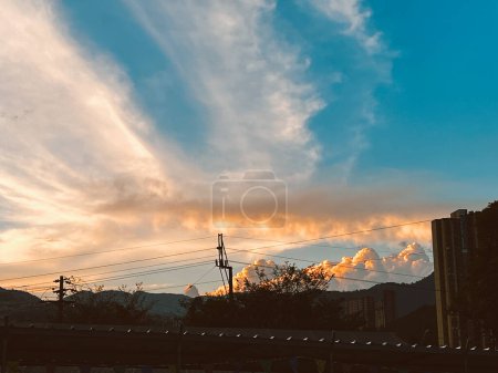 Fond du ciel avec nuages orange et ciel bleu au coucher du soleil. Medellin, Antioquia, Colombie.