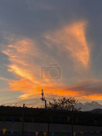 Himmel Hintergrund mit orangen Wolken und blauem Himmel bei Sonnenuntergang. Medellin, Antioquia, Kolumbien.