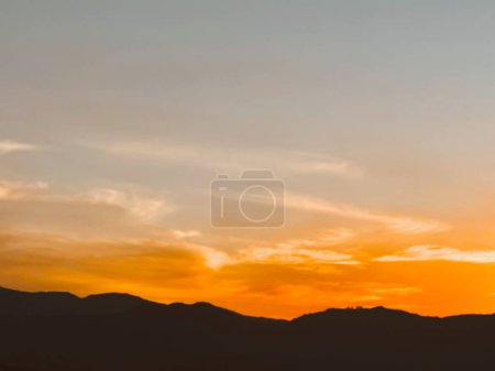 Schöner Sonnenuntergang mit orangefarbenem Himmel und riesigen Wolken vom Manrique-Viertel aus gesehen. Medellin, Antioquia, Kolumbien.