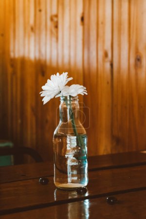 Blume in der Flasche auf dem Tisch eines Restaurants.