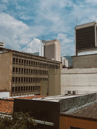 Foto de Medellín, Antioquia, Colombia. 8 de marzo de 2024: Vista del centro de la ciudad desde una ventana del palacio. - Imagen libre de derechos