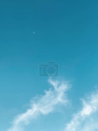 Foto de Fondo con luna y cielo con formas nubes. - Imagen libre de derechos
